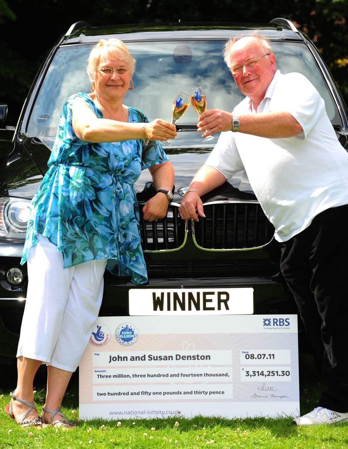 John & Susan Denston holding their winning cheque
